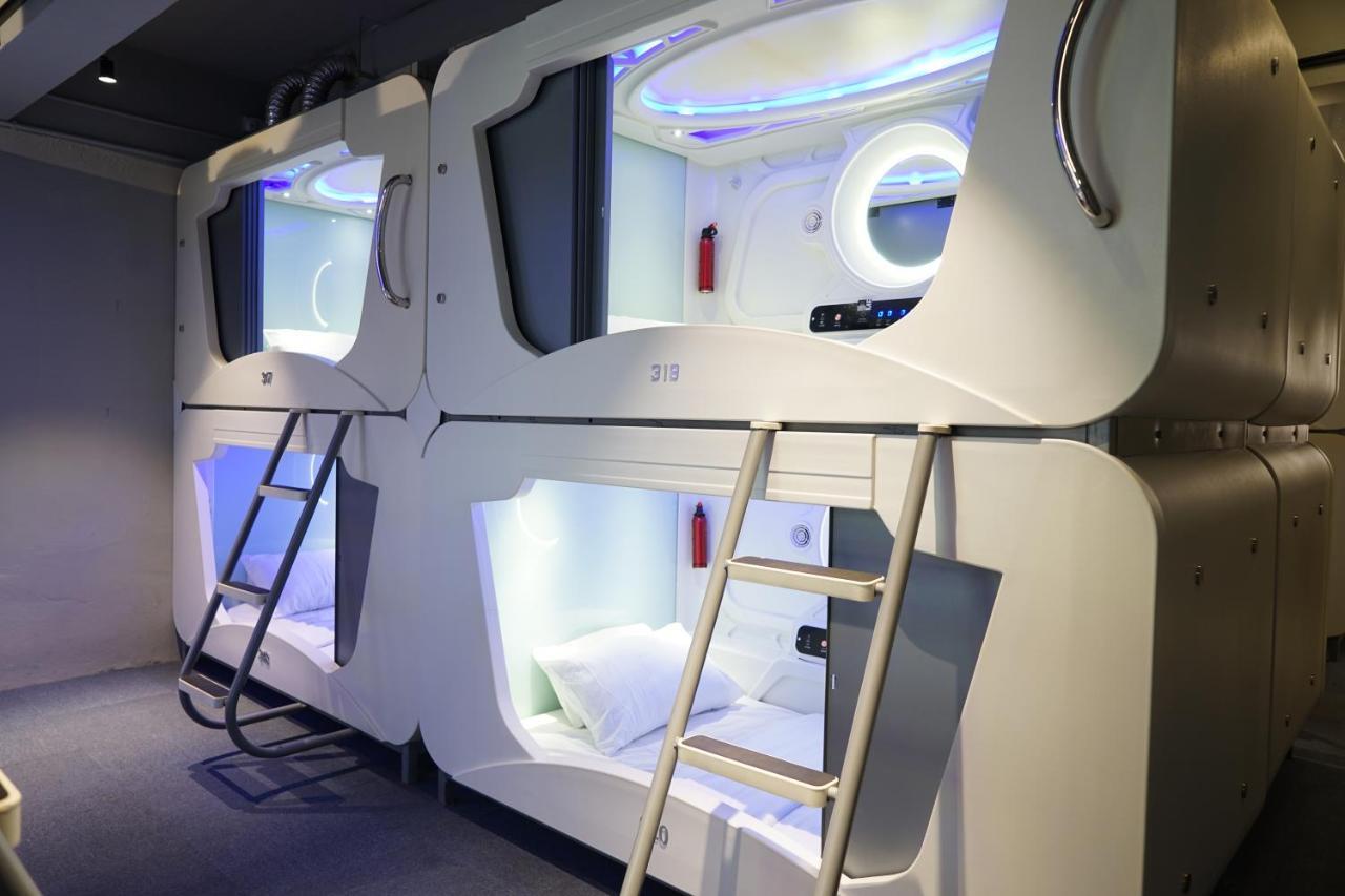 Q Capsule Hotel George Town Buitenkant foto