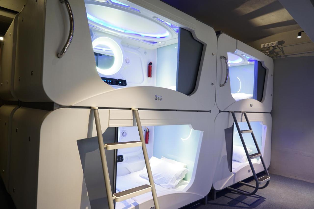 Q Capsule Hotel George Town Buitenkant foto