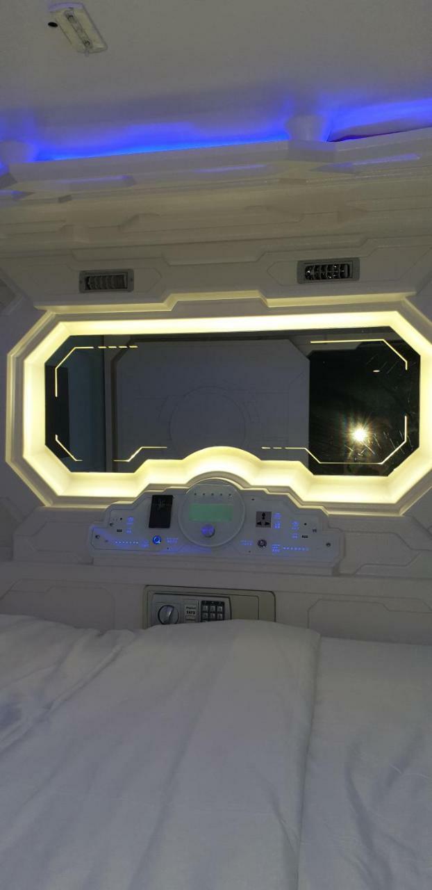 Q Capsule Hotel George Town Buitenkant foto