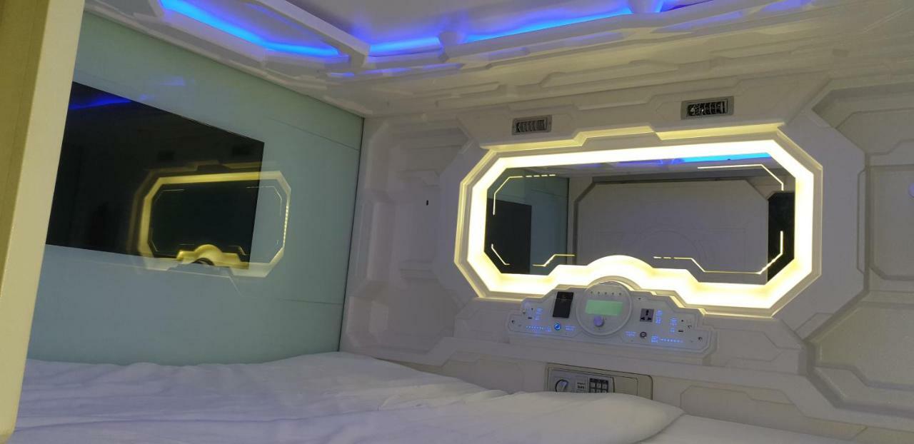 Q Capsule Hotel George Town Buitenkant foto