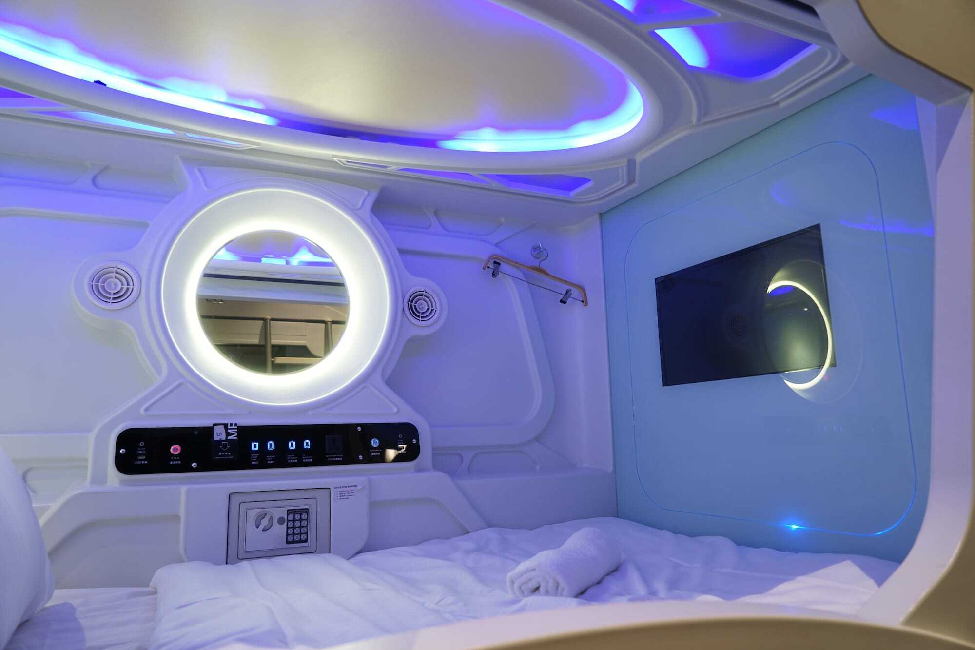 Q Capsule Hotel George Town Buitenkant foto